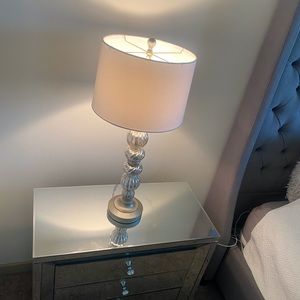 1 mirrored nightstand